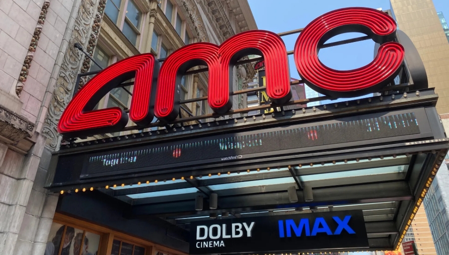 De rode AMC-letters boven de bioscoopingang, met Dolby Cinema en IMAX.