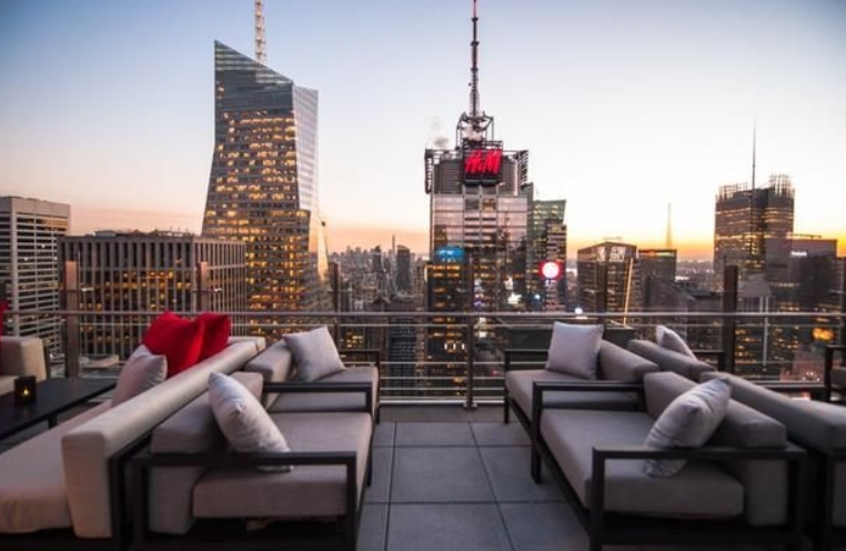 De zitplaatsen op het dakterras van Bar54 met uitzicht over Times Square.