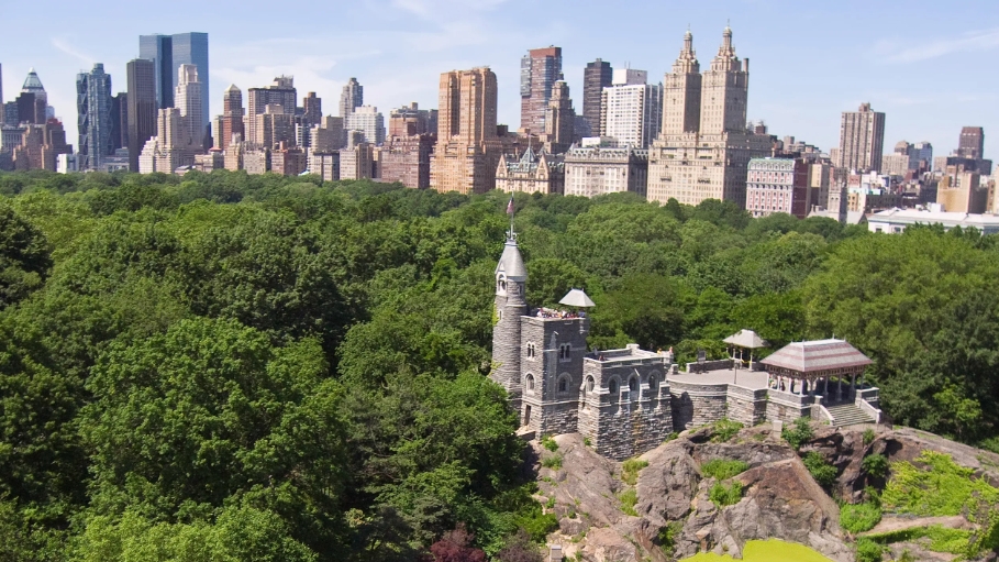 Belvedere Castle tussen de bomen van Central Park met Manhattan op de achtergrond.