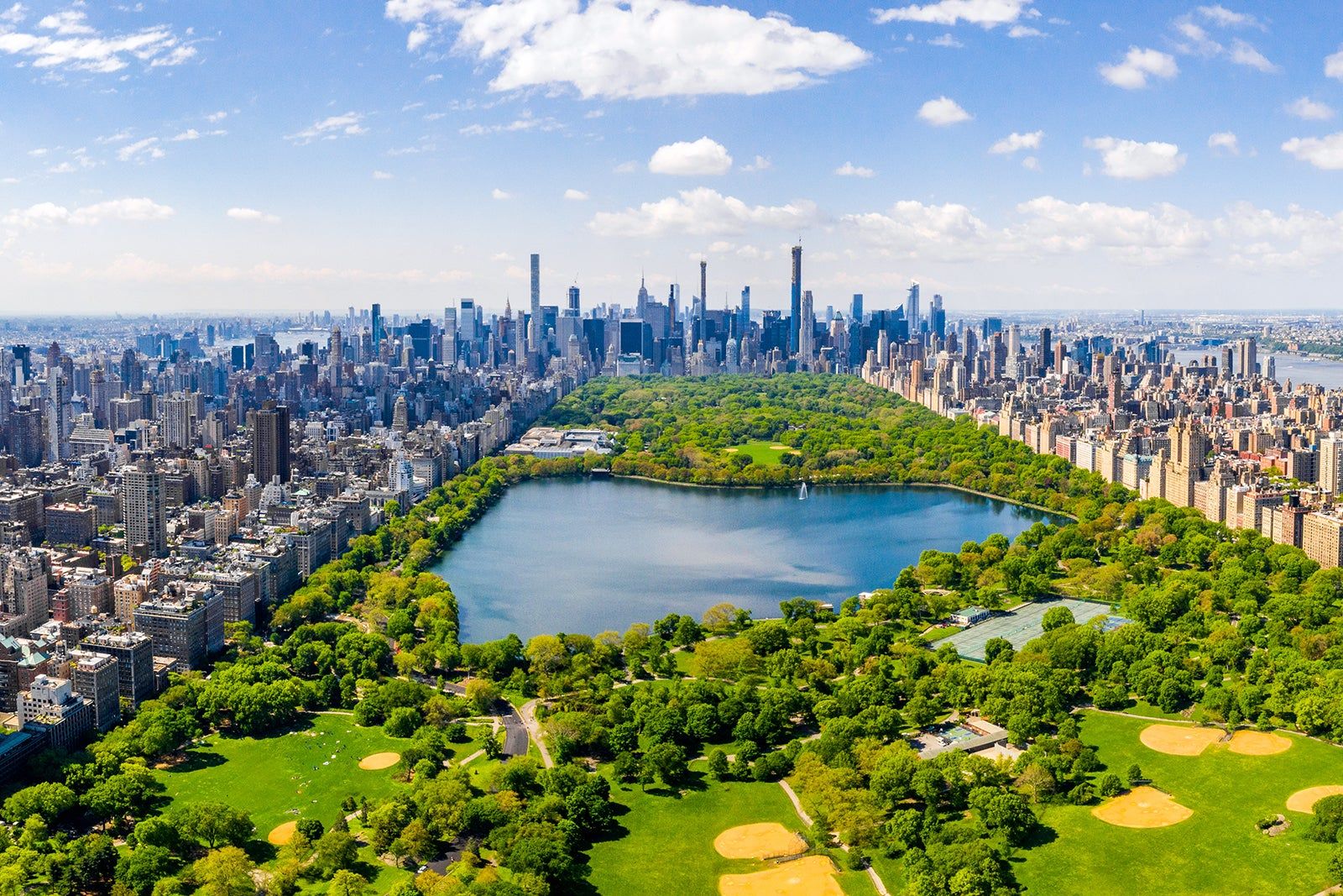 Central Park vanuit de lucht, met het reservoir en de skyline van Manhattan.