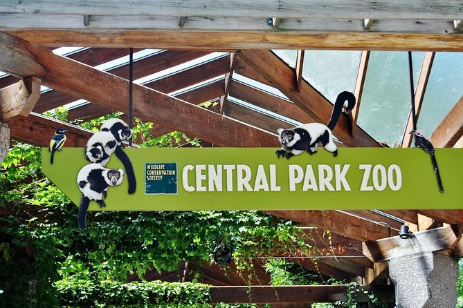 Het groene bord van Central Park Zoo met dierfiguren.
