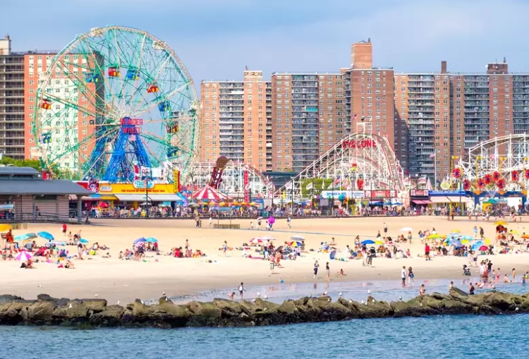 Het strand van Coney Island met het Wonder Wheel en de Cyclone-achtbaan.