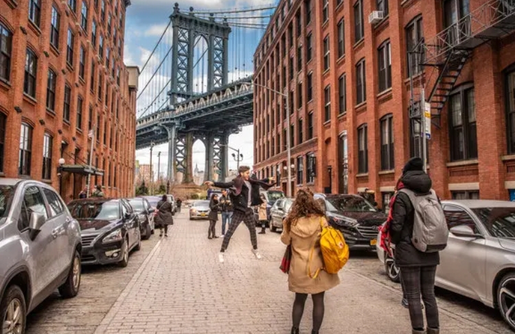 De Manhattan Bridge tussen bakstenen gebouwen aan Washington Street in DUMBO.
