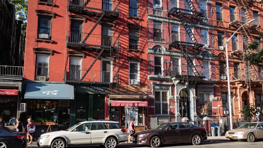 Rode bakstenen gevels met brandtrappen en winkels in de East Village.