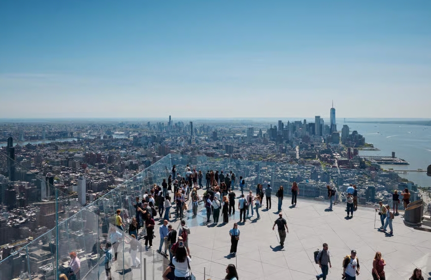 Bezoekers op het glazen buitendek van Edge met uitzicht over Manhattan.