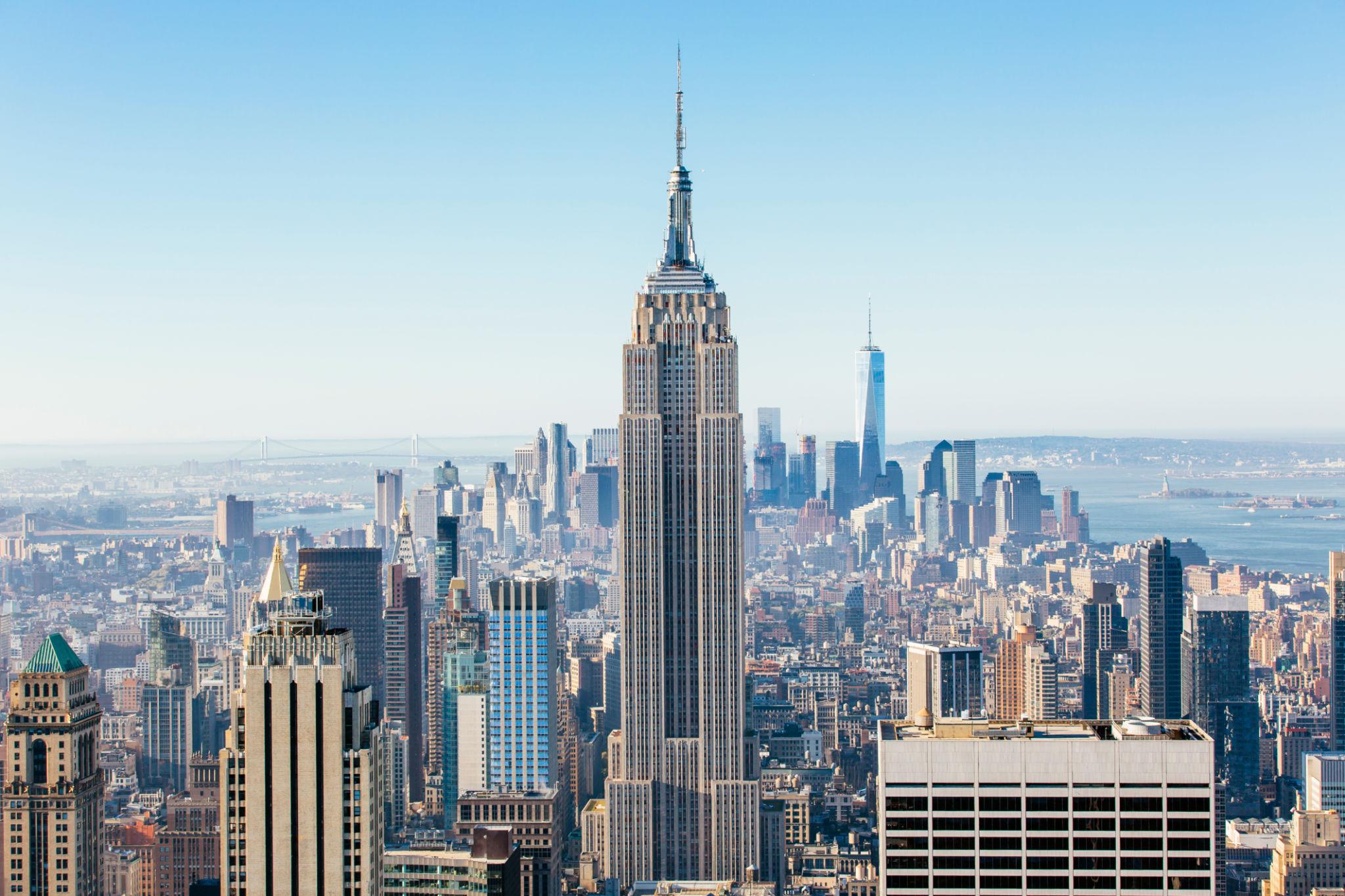 Het Empire State Building met duidelijk zichtbare spits en Lower Manhattan op de achtergrond.