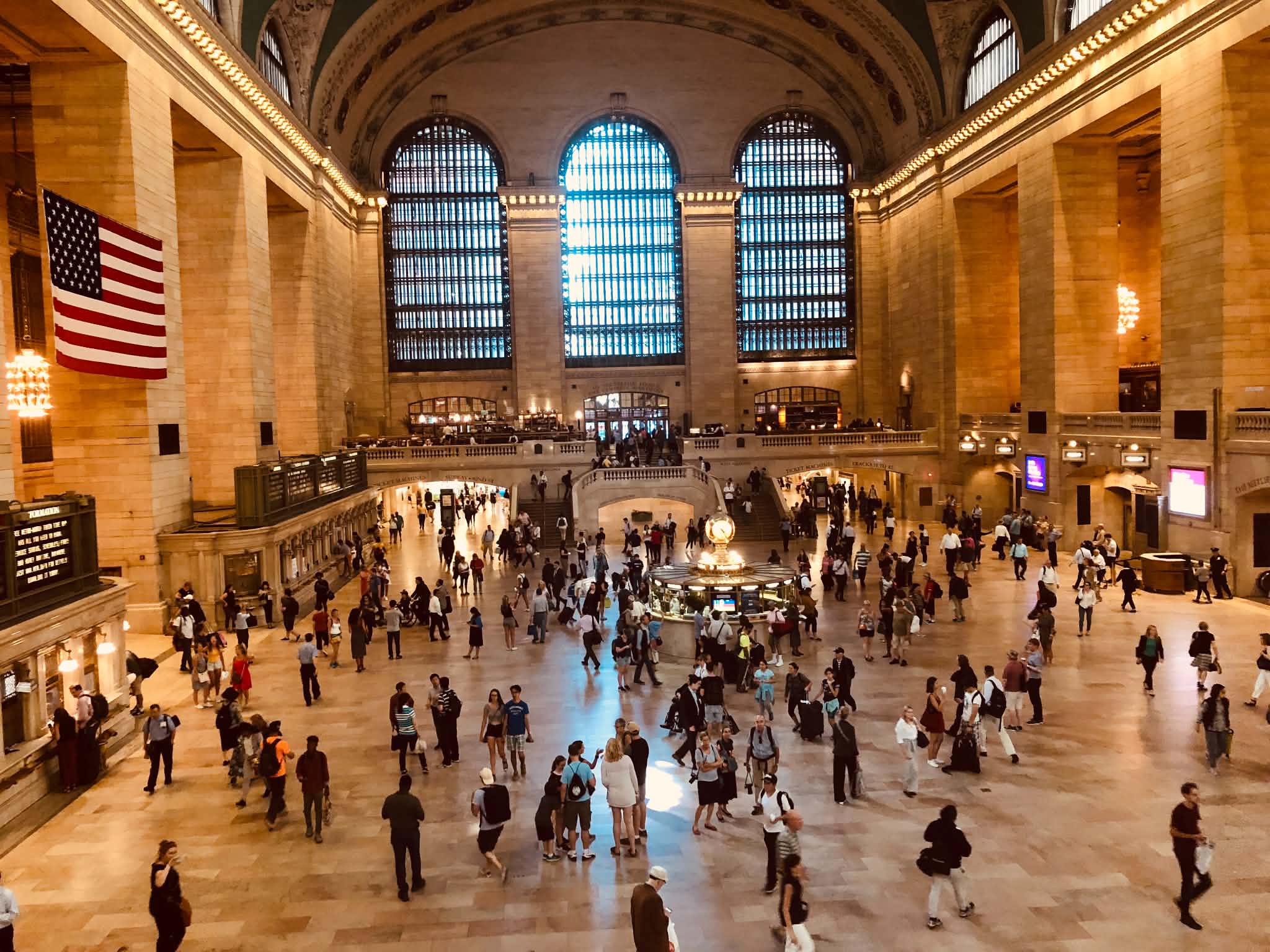 De grote stationshal van Grand Central Terminal met hoge ramen en de bekende klok.
