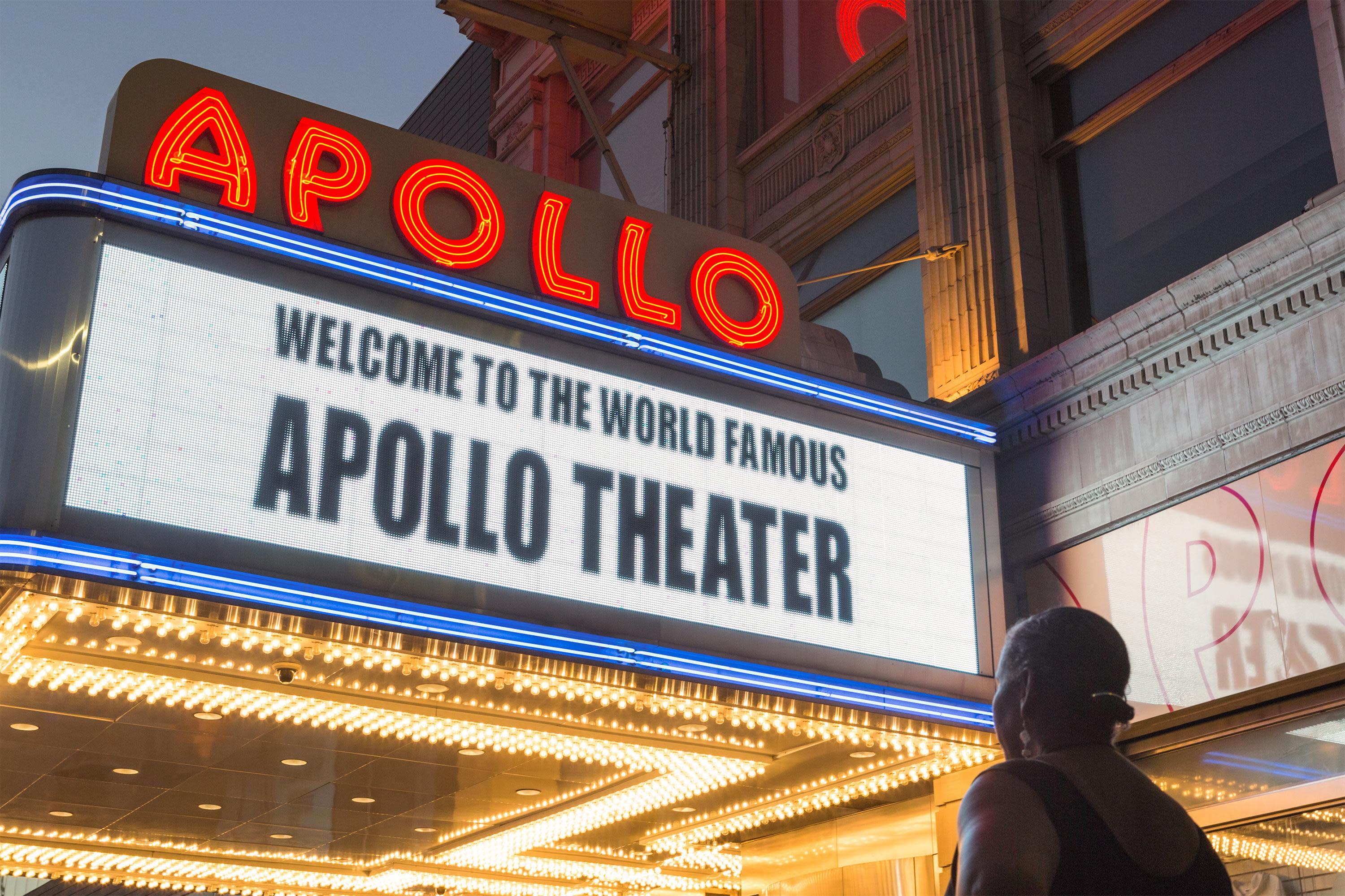Het rood verlichte Apollo-logo en de lichtkrant van het Apollo Theater in Harlem.