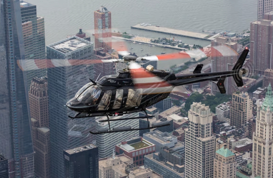 Een sightseeinghelikopter in de lucht boven de gebouwen en waterkant van Manhattan.