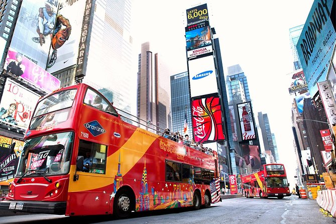 Een rode sightseeing-dubbeldekker op Times Square in New York.