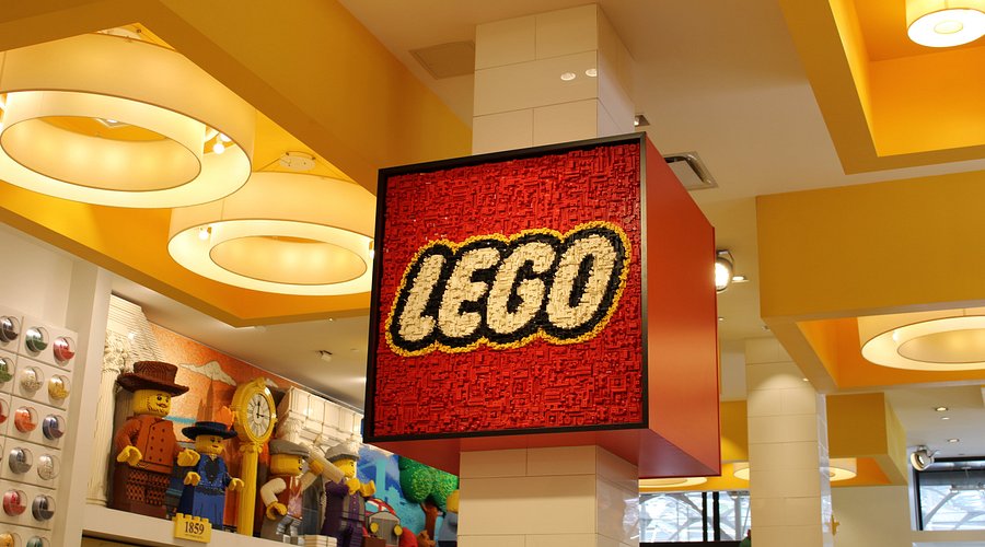 Een groot LEGO-logo en LEGO-figuren in de LEGO Store.
