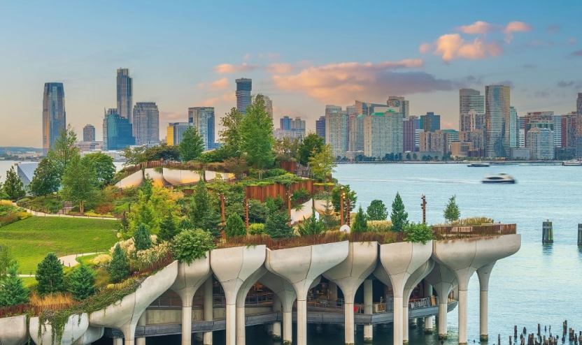 Het groene Little Island op tulpvormige pilaren boven de Hudson River.