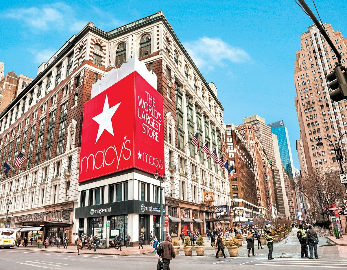 De hoekgevel van Macy's Herald Square met het grote rode winkelstasbord.