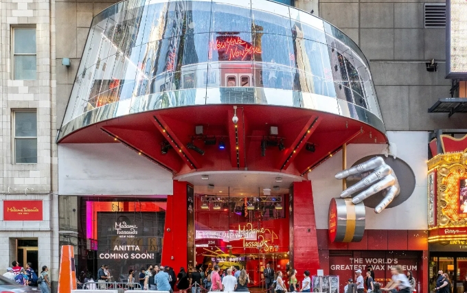 De opvallende glazen en rode ingang van Madame Tussauds New York.