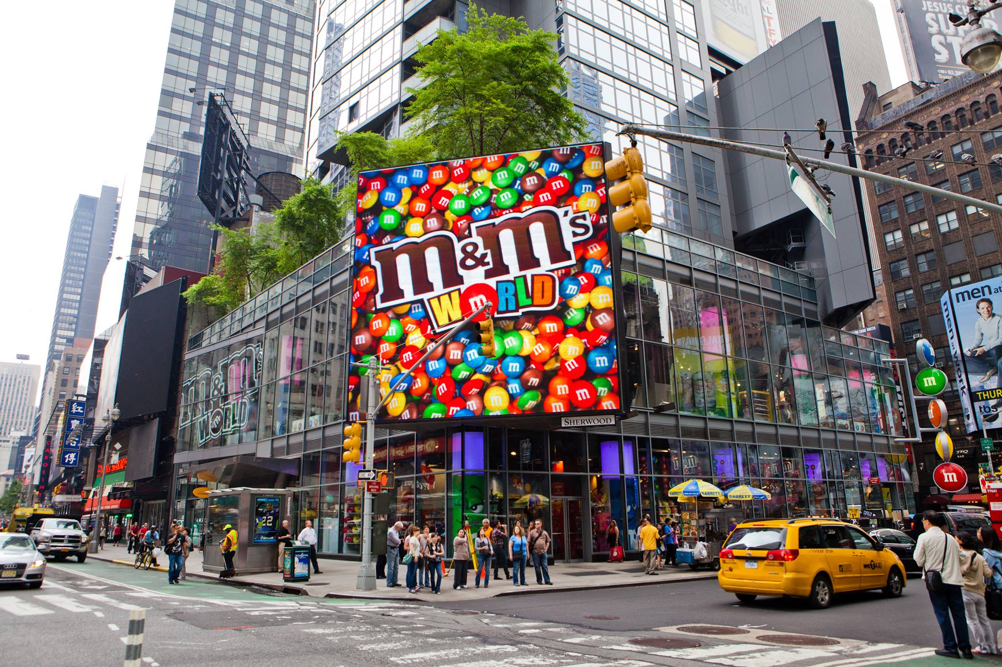 Het kleurrijke M&M’s World-bord aan de winkelgevel op Times Square.