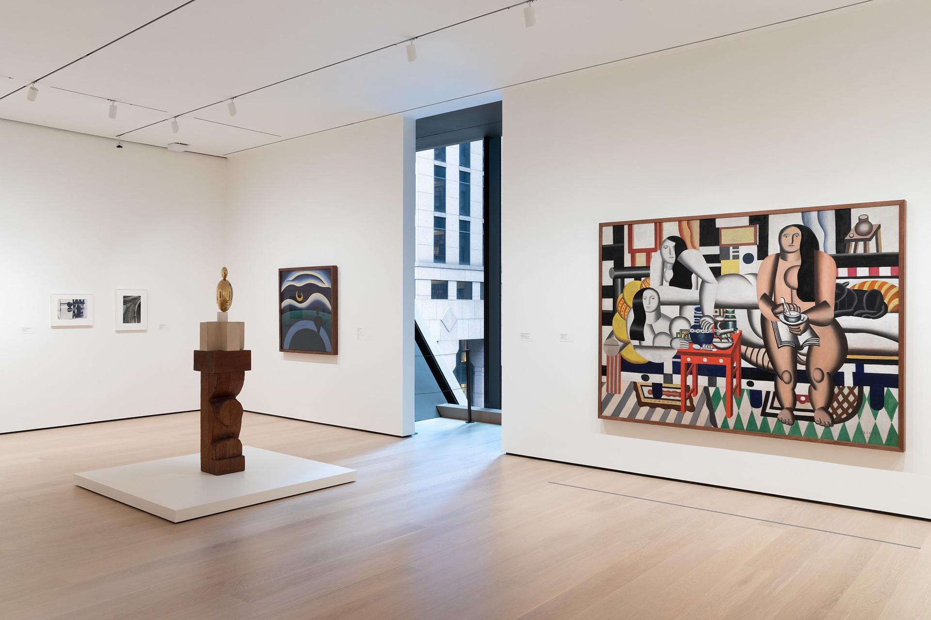 Een lichte tentoonstellingszaal met moderne kunst in het Museum of Modern Art.