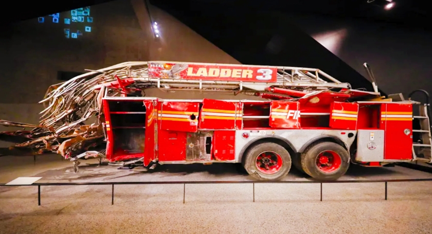 De beschadigde brandweerwagen Ladder 3 tentoongesteld in het 9/11 Museum.