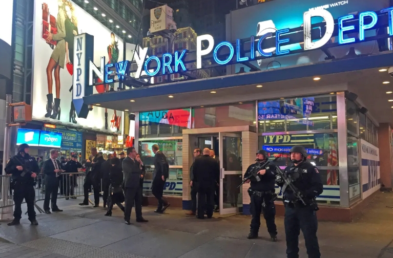 De NYPD-politiepost op Times Square met blauwe neonletters.