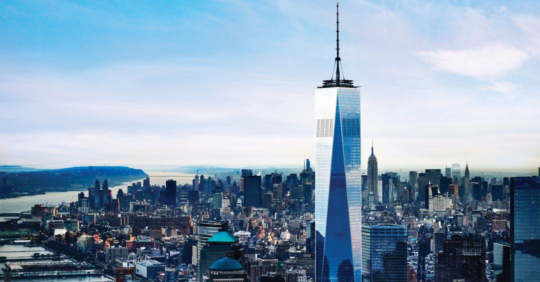 One World Trade Center met zijn hoge spits boven de skyline van Manhattan.