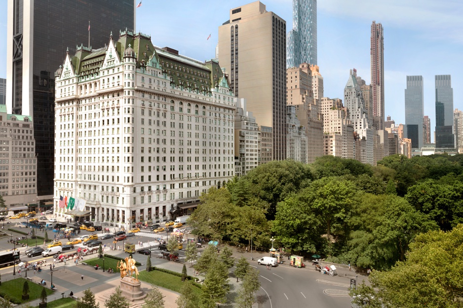 The Plaza Hotel naast het groen van Central Park en Fifth Avenue.