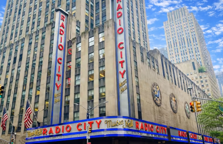 De gevel van Radio City Music Hall met de herkenbare rode letters en luifel.
