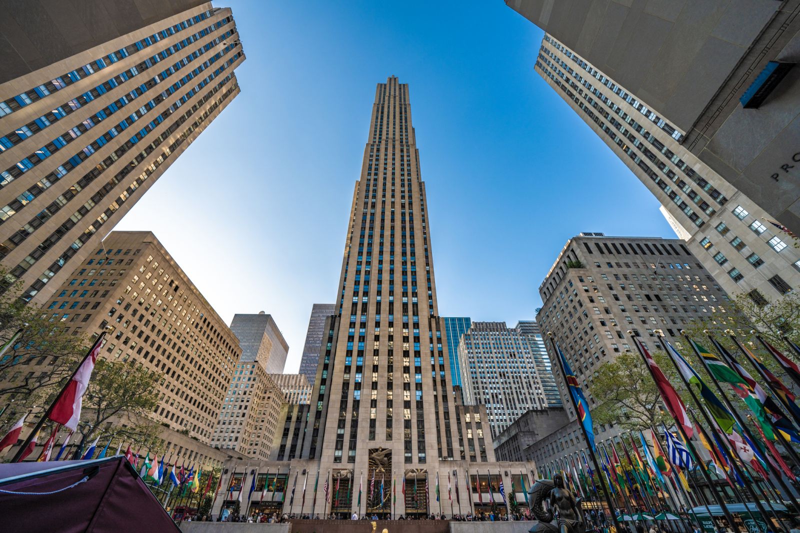 30 Rockefeller Plaza, omringd door de gebouwen en vlaggen van Rockefeller Center.