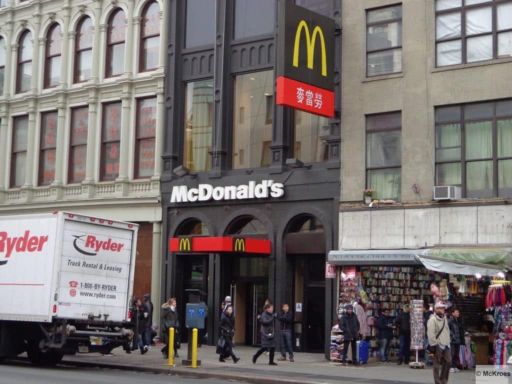 De goedkope souvenirwinkel naast McDonald’s aan Canal Street.