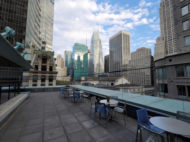 Het dakterras van de Stavros Niarchos Foundation Library met zitplaatsen en uitzicht over Midtown.