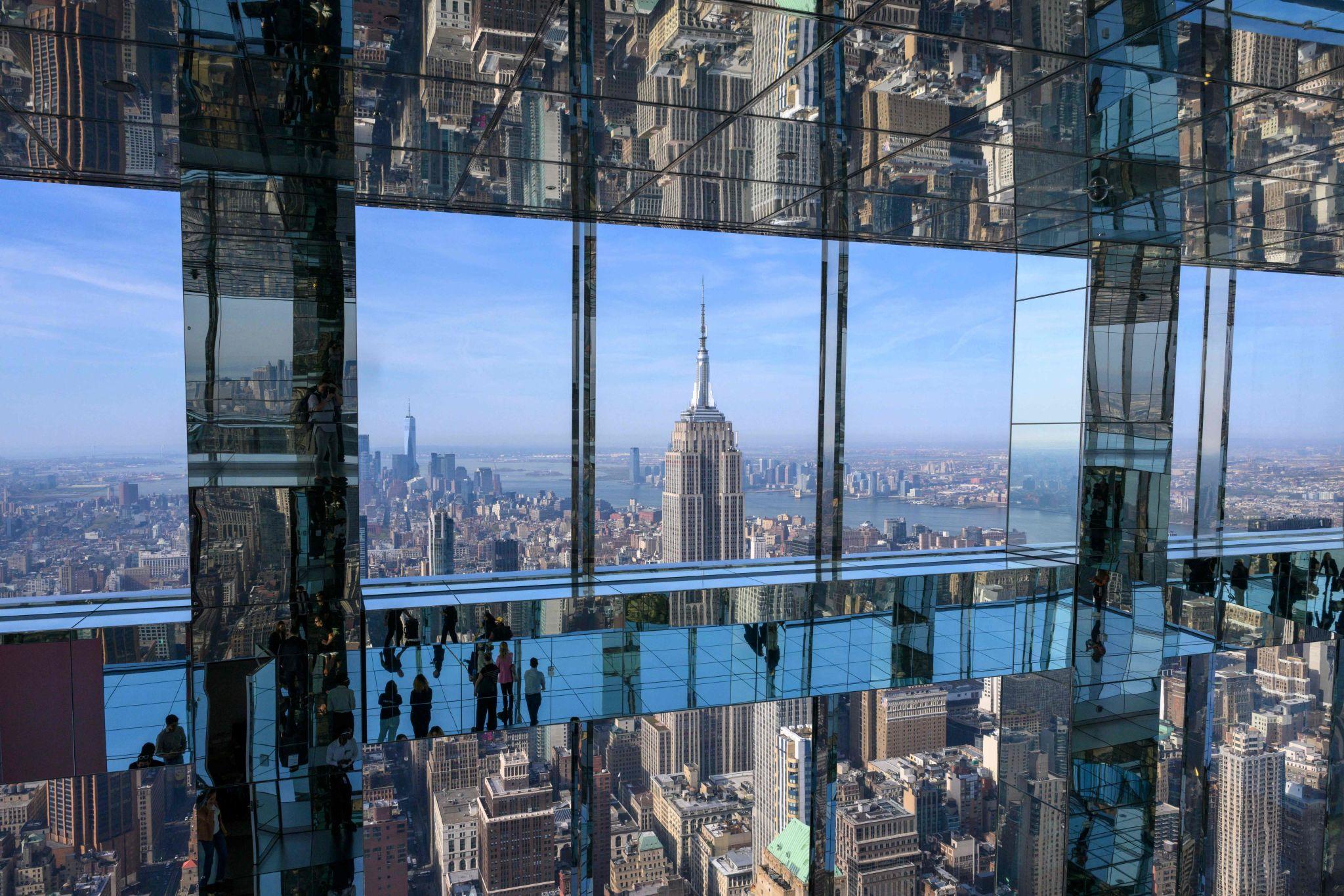 De spiegelruimte van SUMMIT One Vanderbilt met uitzicht op het Empire State Building.