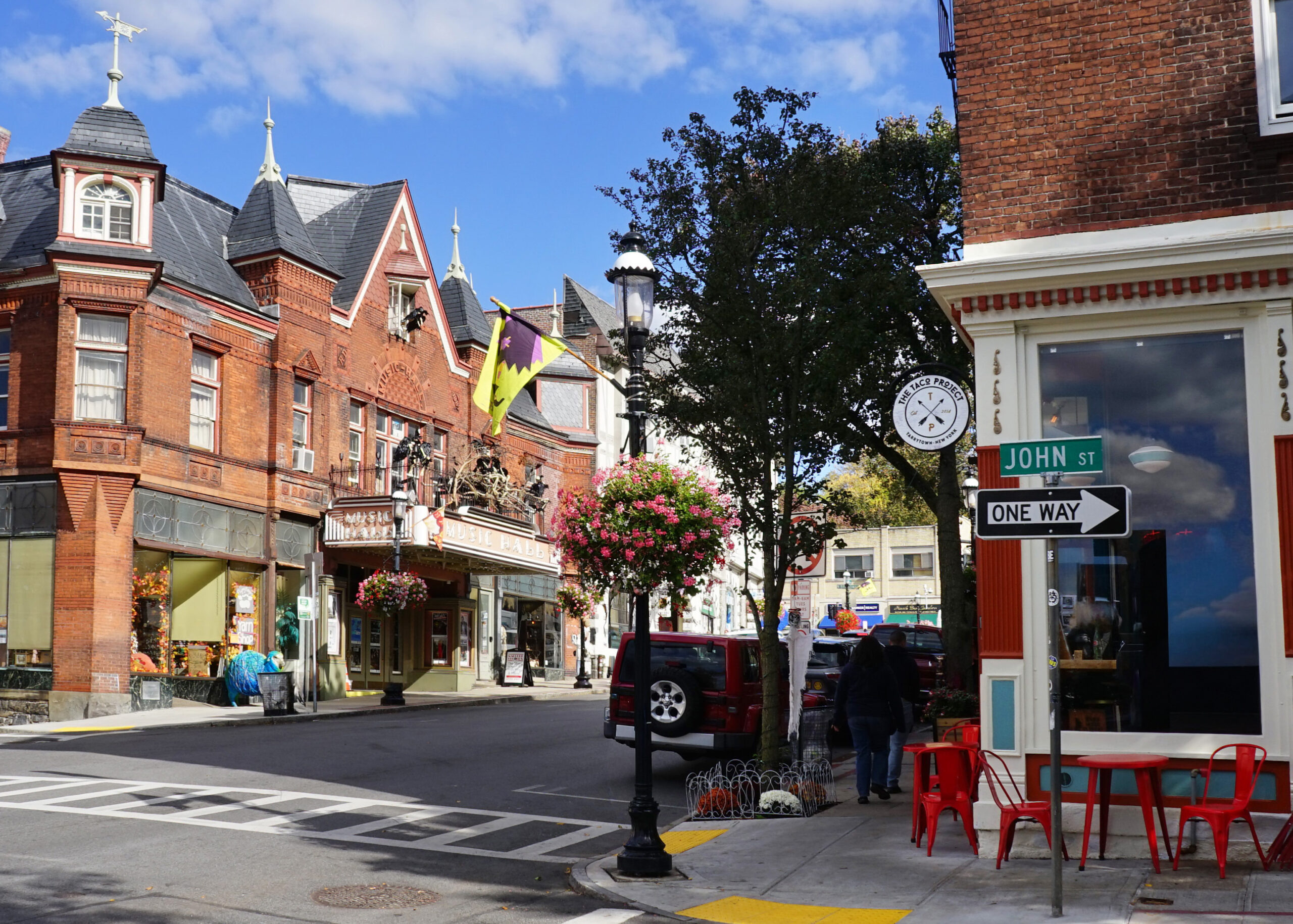 De historische Music Hall en winkels aan Main Street in Tarrytown.