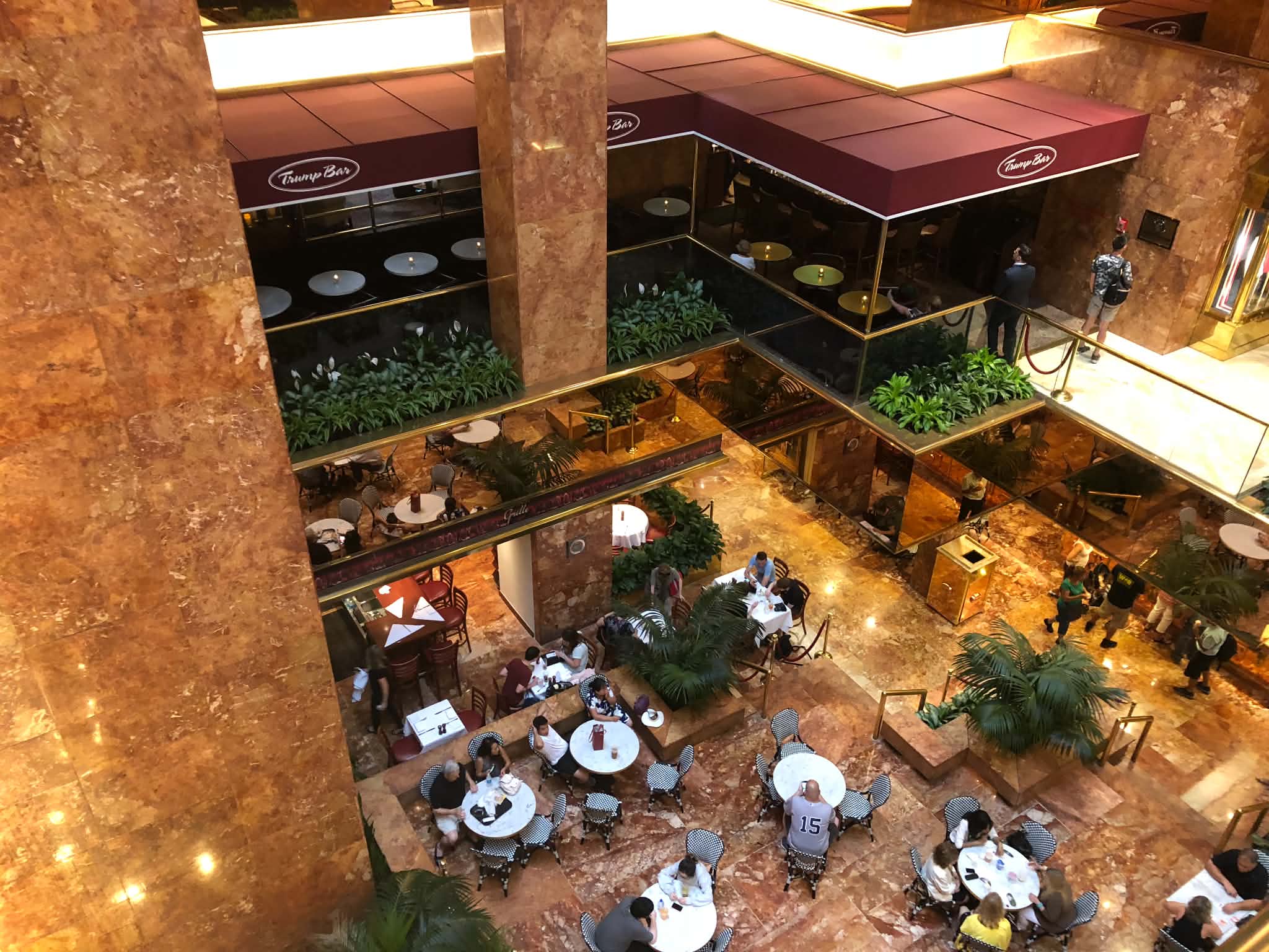 Het marmeren atrium met terrassen en zitplaatsen in Trump Tower aan Fifth Avenue.