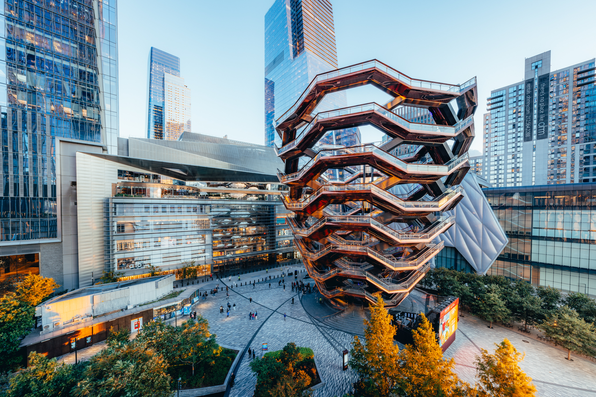 De koperen trappenstructuur van Vessel tussen de torens van Hudson Yards.