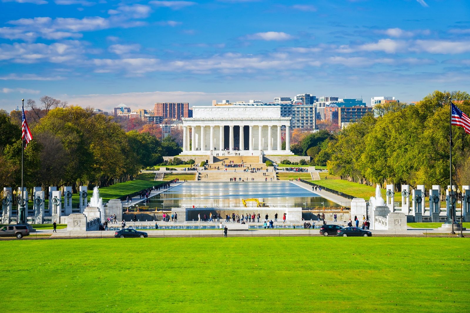 Het Lincoln Memorial en de Reflecting Pool in Washington D.C., met monumenten en groen op de voorgrond.