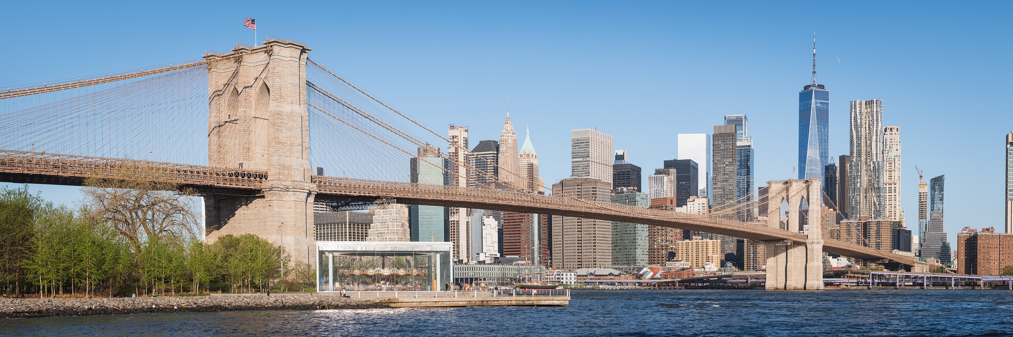 De Brooklyn Bridge en Lower Manhattan, gezien vanaf Pebble Beach