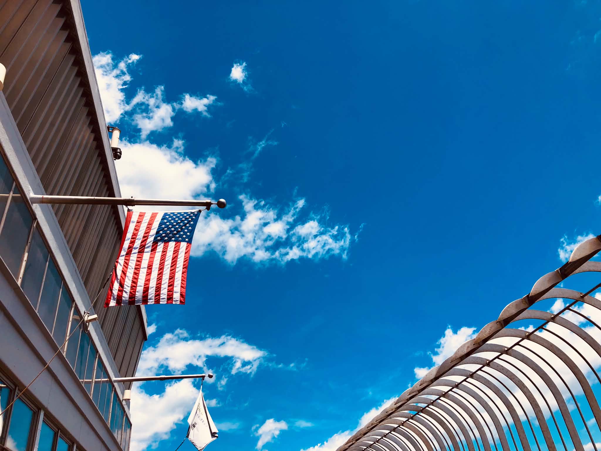 Een Amerikaanse vlag tegen een blauwe lucht in New York