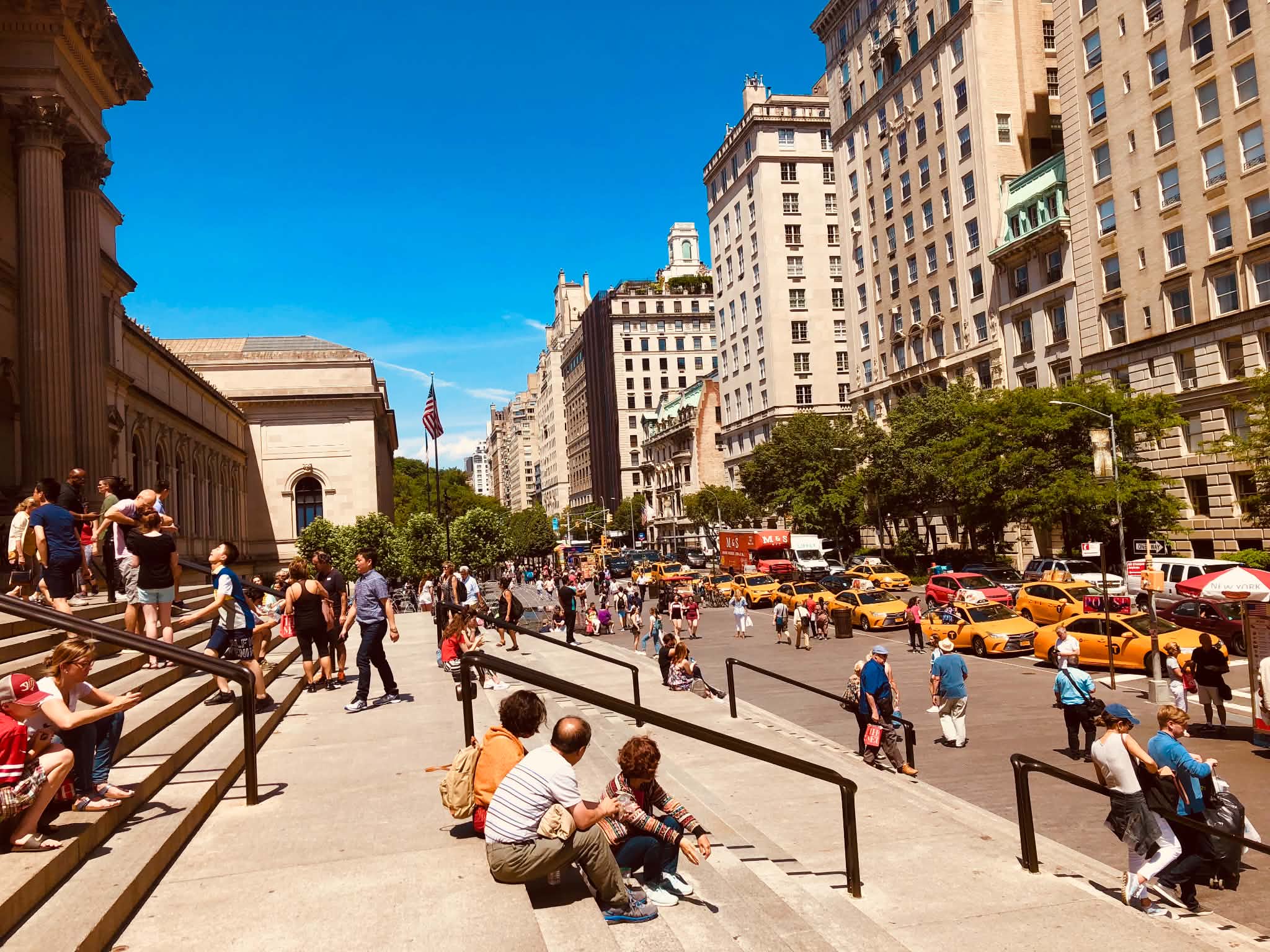 Fifth Avenue met gele taxi’s, gezien vanaf de trappen van het Metropolitan Museum of Art