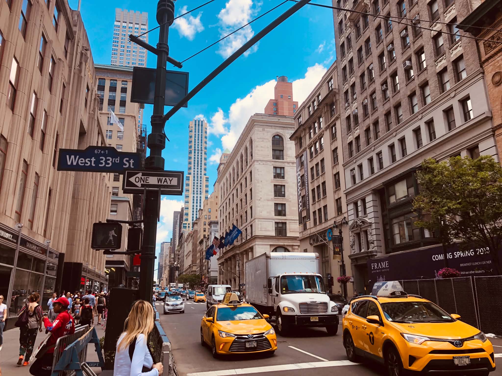 West 33rd Street in Manhattan met gele taxi’s