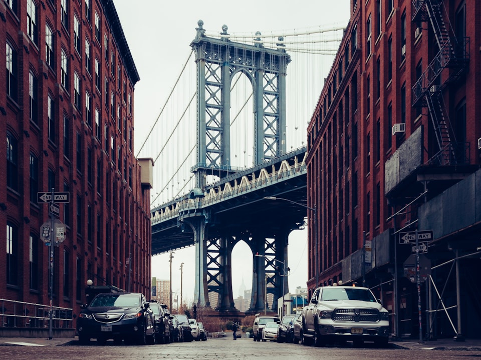 De Manhattan Bridge tussen de bakstenen gebouwen van DUMBO in Brooklyn