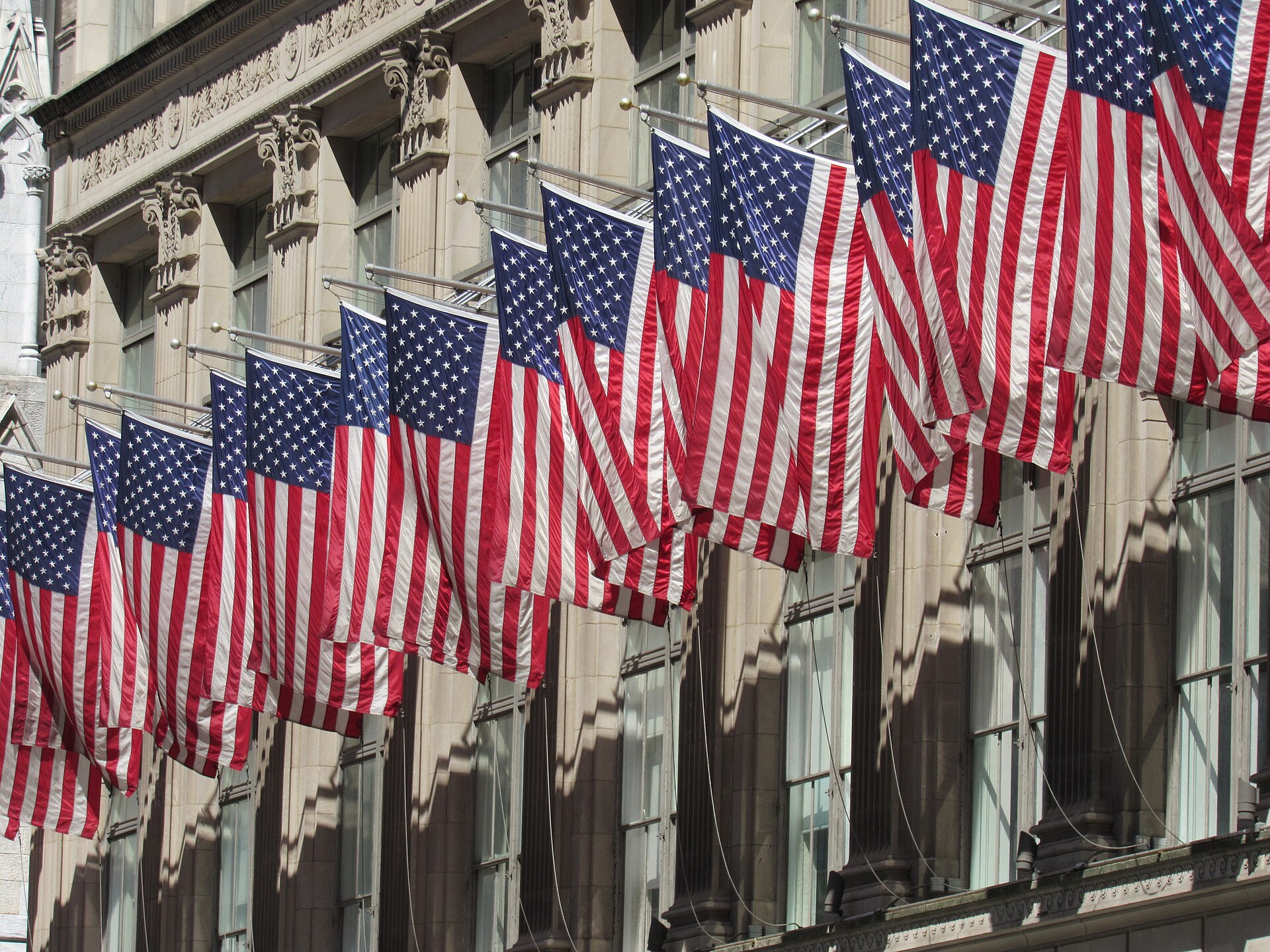 Amerikaanse vlaggen langs de historische gevels van Fifth Avenue