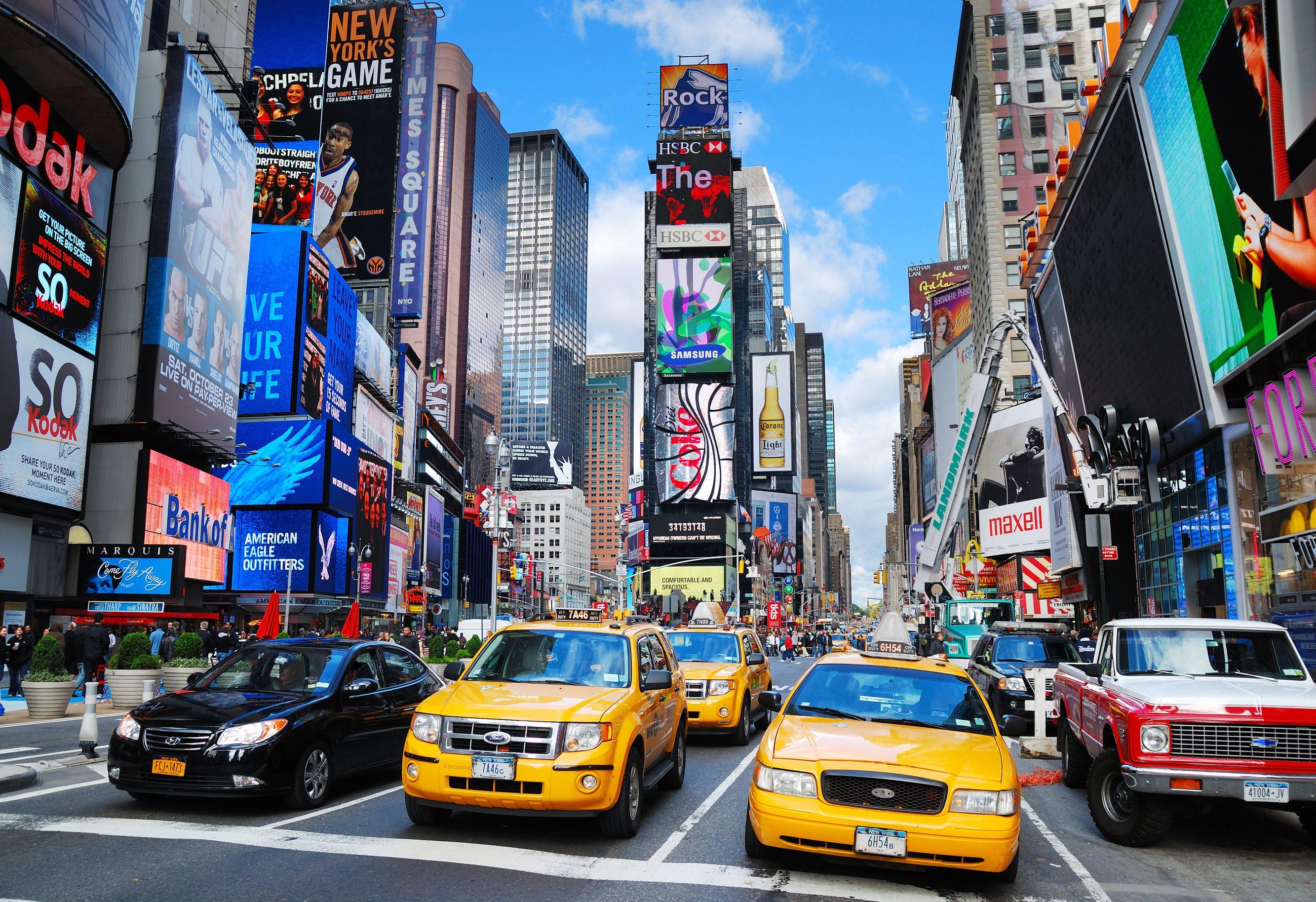 Gele taxi’s op Times Square tussen de billboards van Manhattan